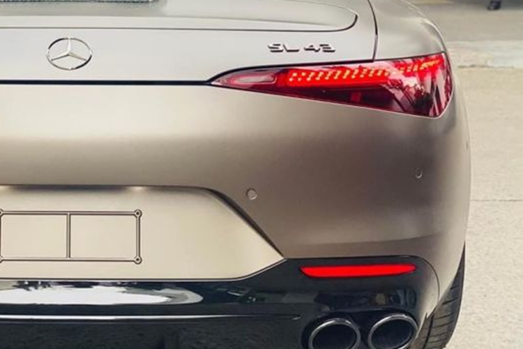 Các chế độ lái được điều chỉnh bằng núm xoay trên cần số, hệ thống tùy chỉnh âm thanh ống xả là những trang bị tiêu chuẩn, có trên chiếc xe thể thao mui trần Mercedes-AMG SL43 thế hệ thứ 7, đang được phân phối chính hãng với mức giá gần 7 tỷ đồng. Cửa gió điều hòa mô phỏng cánh quạt các máy bay chiến đấu.