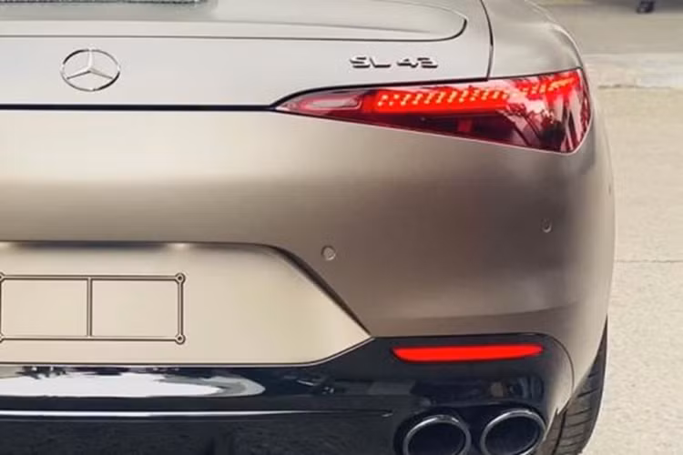 Các chế độ lái được điều chỉnh bằng núm xoay trên cần số, hệ thống tùy chỉnh âm thanh ống xả là những trang bị tiêu chuẩn, có trên chiếc xe thể thao mui trần Mercedes-AMG SL43 thế hệ thứ 7, đang được phân phối chính hãng với mức giá gần 7 tỷ đồng. Cửa gió điều hòa mô phỏng cánh quạt các máy bay chiến đấu.