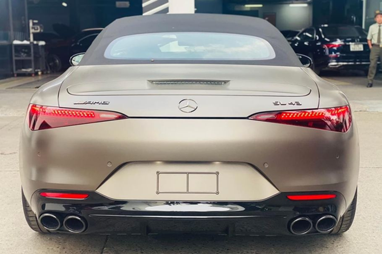 Nhờ đó, giúp chiếc xe mui trần có 6 chế độ vận hành gồm Slippery, Comfort, Sport, Sport+, Individual, và Race, đồng thời nó còn giúp Mercedes-AMG SL43 hạ gầm thêm 10 mm, sát mặt đường, lái thể thao hơn, tiếp đó là vi sai điện tử cầu sau và kẹp phanh màu vàng, nhìn rất chất chơi của xe đua.