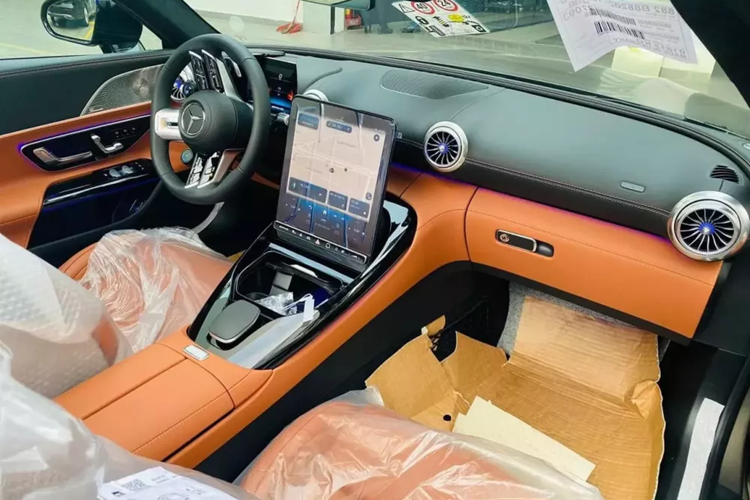 Cụm đèn pha LED mới có hình tam giác, phần hốc gió trước được nối liền, tiếp đến là hốc gió bên tích hợp thêm 2 thanh chia gió nhỏ. Dòng xe thể thao Mercedes-AMG SL43 2024 đang phân phối chính hãng tại Việt Nam còn sẽ được trang bị la-zăng mới, đa chấu kép, thể thao, như xe trong bài, chi tiết này màu bạc cùng kẹp phanh màu vàng.