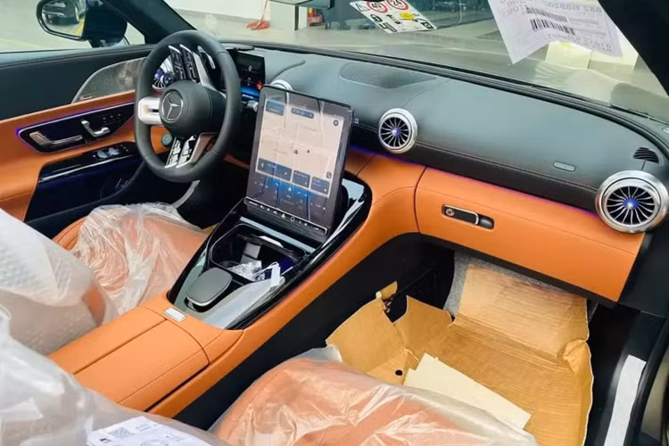 Cụm đèn pha LED mới có hình tam giác, phần hốc gió trước được nối liền, tiếp đến là hốc gió bên tích hợp thêm 2 thanh chia gió nhỏ. Dòng xe thể thao Mercedes-AMG SL43 2024 đang phân phối chính hãng tại Việt Nam còn sẽ được trang bị la-zăng mới, đa chấu kép, thể thao, như xe trong bài, chi tiết này màu bạc cùng kẹp phanh màu vàng.