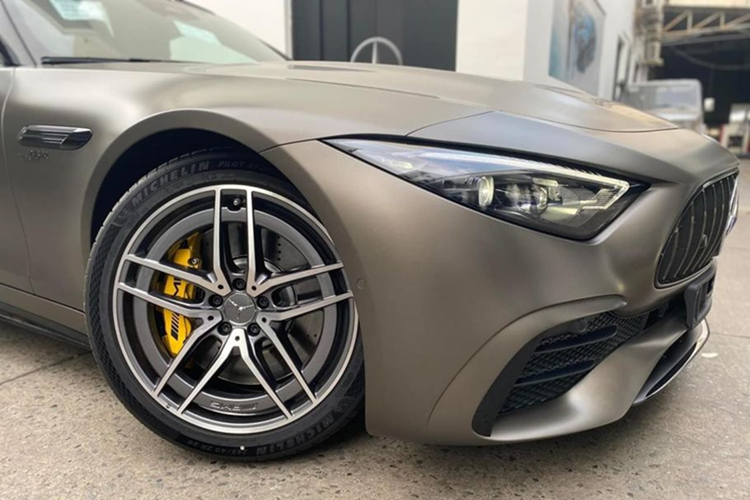 Chưa hết, Mercedes-AMG SL43 thế hệ thứ 7 còn sở hữu màn hình giải trí kích thước 11,9 inch, tích hợp đầy đủ các tính năng, giúp người sử dụng có thể tùy chỉnh, và ngoài ra, nó có thể thay đổi vị trí để chống chói. Màn hình sau tay lái dạng kỹ thuật số 12,3 inch.