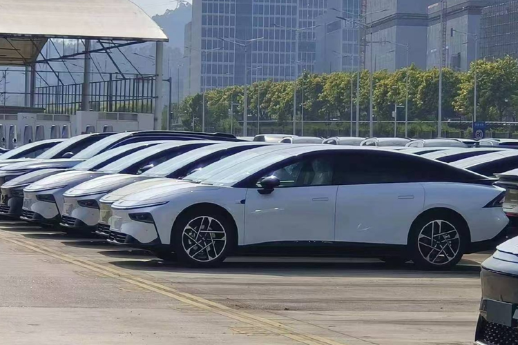 Xe có chiều dài tổng thể lên tới 5.056 mm, trong đó phần chiều dài cơ sở của mẫu xe này đạt mức 3.000 mm. Chiều rộng đạt 1.937 mm và chiều cao chỉ 1.512 mm, với đường mui vuốt thấp góp phần giảm thiểu hệ số cản gió.