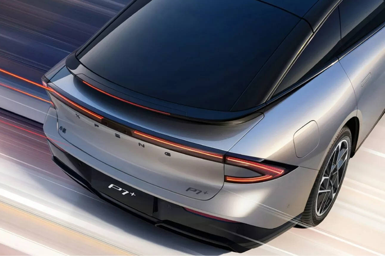 Được định hướng là xe siêu tiết kiệm nhiên liệu nên hiệu năng vận hành không phải thế mạnh của XPeng P7+. Chiếc xe điện này chỉ có duy nhất cấu hình mô-tơ đơn đặt tại cầu trước, với thông số công suất 241 mã lực (180 kW) ở phiên bản tiêu chuẩn và 308 mã lực (230 kW) ở phiên bản cao cấp hơn.