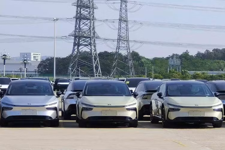 XPeng cho biết, mức tiêu thụ năng lượng của P7+ chỉ là 11 kWh/100 km, thấp hơn hẳn so với mức 14,4 kWh/100 km của đối thủ Tesla Model 3. Khi trang bị pin LFP dung lượng 76,3 kWh, mẫu xe này có thể hoạt động trong phạm vi tối đa lên đến 685 km.