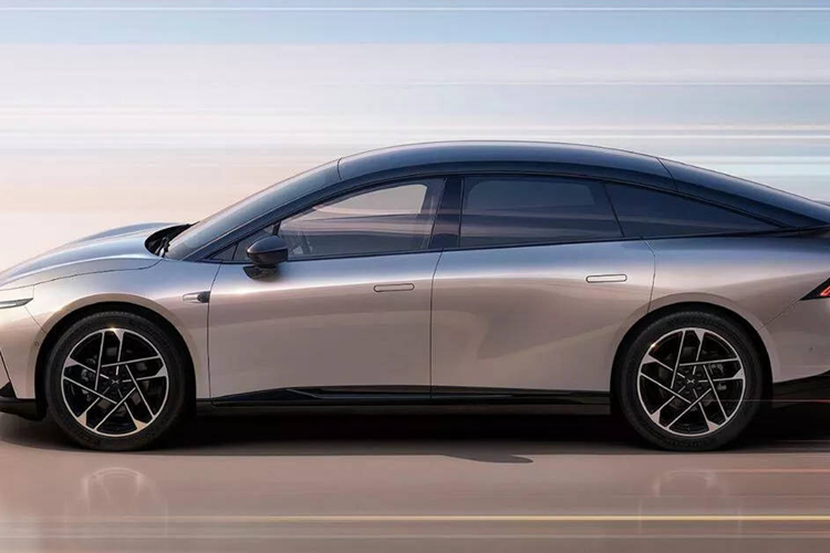 Dòng xe điện XPeng P7 có kiểu dáng sedan fastback và kích cỡ thuộc phân khúc D, nhưng được XPeng định vị là đối thủ cạnh tranh trực tiếp với Tesla Model 3.