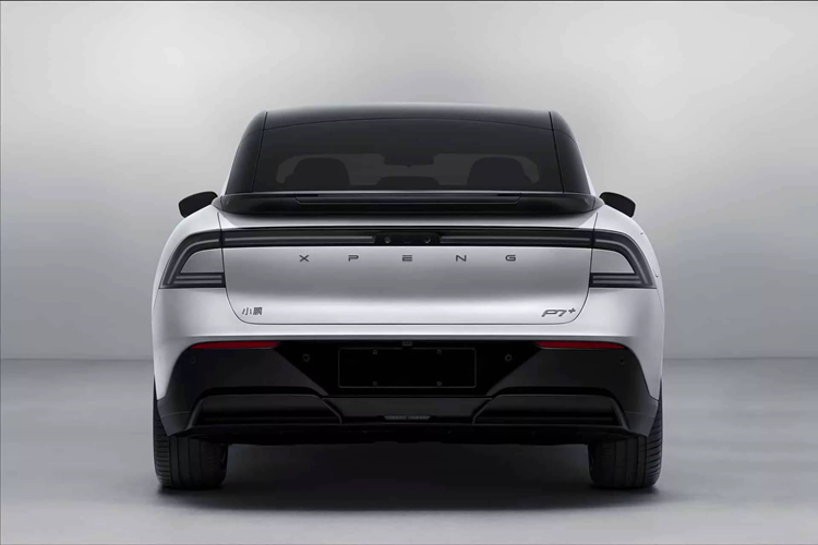 Những công nghệ mới sẽ làm nên nét nổi bật cho XPeng P7+, chẳng hạn như hệ thống hỗ trợ người lái và đảm bảo an toàn Eagle Eye sử dụng AI để bổ trợ cho cơ chế quan sát bằng camera quang học. Đây là giải pháp tương tự như Tesla, chứ không sử dụng LiDAR như các hãng xe khác.
