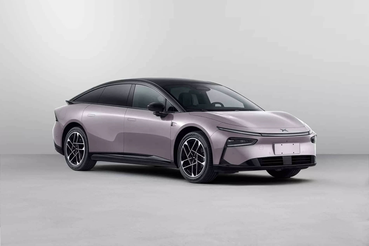 XPeng đang muốn cải thiện tình hình với các mẫu xe mới, trong đó có chiếc P7+. Về tổng thể, XPeng P7+ 2024 mới là sự phát triển nối tiếp của dòng xe P7, vốn đã được hãng Trung Quốc giới thiệu lần đầu năm 2019, bán ra năm 2020 và có bản nâng cấp facelift năm 2023 với tên “P7i”.