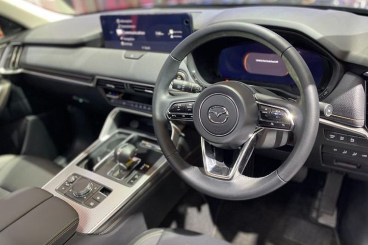 Ngoài sự khác biệt về động cơ, CX-60 Pro vẫn sở hữu nhiều trang bị cao cấp không kém cạnh nhiều so với các phiên bản đắt tiền hơn. Nội thất của Mazda CX-60 Pro 2024 vẫn được hoàn thiện bằng các loại vật liệu cao cấp như vải, gỗ và da Nappa.