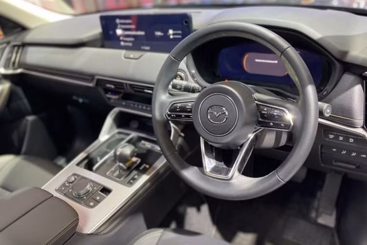 Ngoài sự khác biệt về động cơ, CX-60 Pro vẫn sở hữu nhiều trang bị cao cấp không kém cạnh nhiều so với các phiên bản đắt tiền hơn. Nội thất của Mazda CX-60 Pro 2024 vẫn được hoàn thiện bằng các loại vật liệu cao cấp như vải, gỗ và da Nappa.