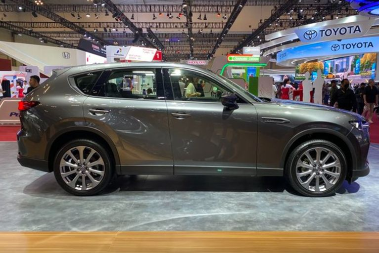 Trong khi đó, hai phiên bản Kuro và Elite được trang bị động cơ xăng tăng áp gồm 6 xi-lanh thẳng hàng dung tích 3.3L kết hợp với động cơ điện mild-hybrid 48V cho tổng công suất là 280 mã lực và mô-men xoắn 450Nm. Sức mạnh được truyền đến cả bốn bánh xe thông qua hộp số tự động 8 cấp.