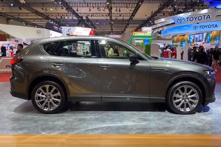 Trong khi đó, hai phiên bản Kuro và Elite được trang bị động cơ xăng tăng áp gồm 6 xi-lanh thẳng hàng dung tích 3.3L kết hợp với động cơ điện mild-hybrid 48V cho tổng công suất là 280 mã lực và mô-men xoắn 450Nm. Sức mạnh được truyền đến cả bốn bánh xe thông qua hộp số tự động 8 cấp.