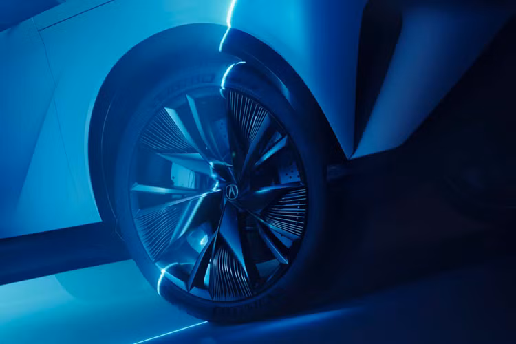 Phần đầu xe có phần mũi nhọn, mui xe có lỗ hốc gió và đèn pha cực rộng. Để bắt kịp xu hướng, mẫu concept Performance EV có kiểu dáng đẹp giống một chiếc coupe và thanh đèn có chiều rộng tối đa ở phía sau. Xe được trang bị bộ bánh xe cỡ lớn 23 inch được bọc trong lốp hiệu suất 295/35R23 cùng hệ thống phanh bốn piston với các điểm nhấn trang bị màu xanh neon.