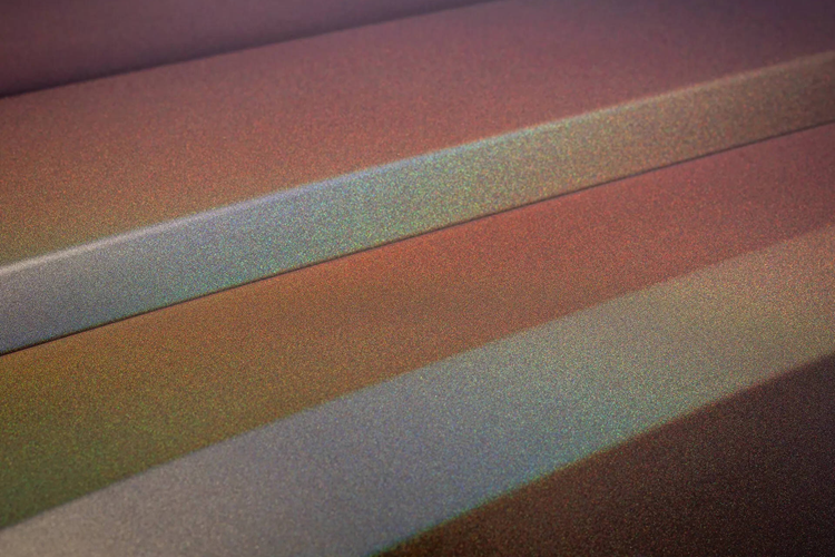 Sau khi nhận yêu cầu từ phía khách hàng, đội ngũ Bespoke đã mất hơn một năm thử nghiệm và phát triển lớp sơn holographic đặc biệt, nhằm mang đến hiệu ứng “cầu vồng” với màu sắc đa chiều độc đáo và thể hiện được trọn vẹn vẻ đẹp của hiện tượng vầng hào quang mặt trăng.