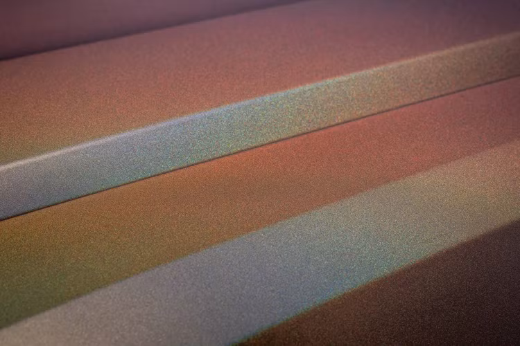 Sau khi nhận yêu cầu từ phía khách hàng, đội ngũ Bespoke đã mất hơn một năm thử nghiệm và phát triển lớp sơn holographic đặc biệt, nhằm mang đến hiệu ứng “cầu vồng” với màu sắc đa chiều độc đáo và thể hiện được trọn vẹn vẻ đẹp của hiện tượng vầng hào quang mặt trăng.