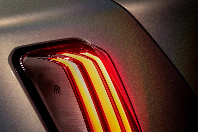 Kết quả cuối cùng là một lớp sơn bóng với hiệu ứng chiều sâu ấn tượng, thể hiện độ phản chiếu cao như kim loại ở trong điều kiện ánh sáng yếu và biến hóa thành dải màu sống động như cầu vồng khi tiếp xúc với ánh nắng mặt trời. Martina Starke, Giám đốc Thiết kế Bespoke của Rolls-Royce cho biết độc bản Lunaflair lần này còn được lấy cảm hứng tự dự án Phantom Syntopia trước đây.