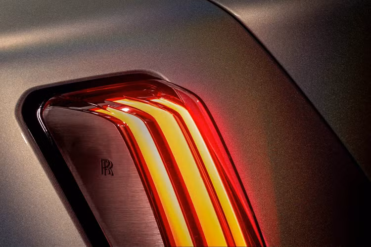 Kết quả cuối cùng là một lớp sơn bóng với hiệu ứng chiều sâu ấn tượng, thể hiện độ phản chiếu cao như kim loại ở trong điều kiện ánh sáng yếu và biến hóa thành dải màu sống động như cầu vồng khi tiếp xúc với ánh nắng mặt trời. Martina Starke, Giám đốc Thiết kế Bespoke của Rolls-Royce cho biết độc bản Lunaflair lần này còn được lấy cảm hứng tự dự án Phantom Syntopia trước đây.