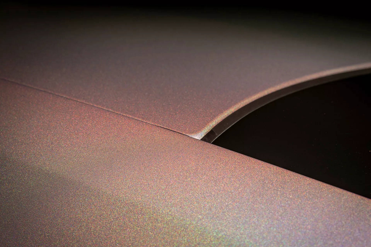 Spectre Lunaflair là ví dụ hoàn hảo cho điều này, ý tưởng thanh tao của vầng hào quang mặt trăng được khách hàng nhận ra sau khi chứng kiến quá trình sơn hoàn thiện trên Phantom Syntopia, một trong những dự án Bespoke phức tạp bậc nhất trong lịch sử.”