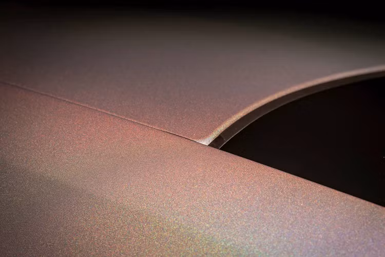 Spectre Lunaflair là ví dụ hoàn hảo cho điều này, ý tưởng thanh tao của vầng hào quang mặt trăng được khách hàng nhận ra sau khi chứng kiến quá trình sơn hoàn thiện trên Phantom Syntopia, một trong những dự án Bespoke phức tạp bậc nhất trong lịch sử.”