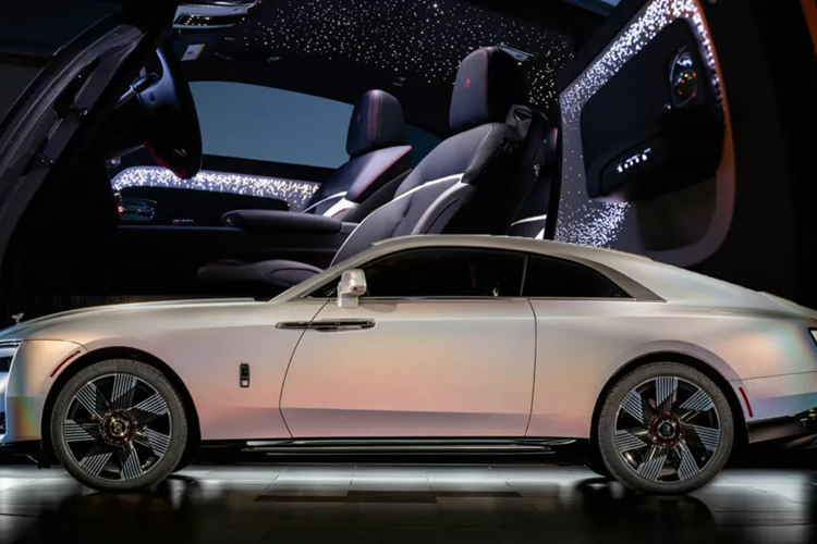 Màu sơn của chiếc xe Rolls-Royce Spectre Lunaflair chạy điện siêu sang này được lấy cảm hứng từ vầng hào quang mặt trăng, hiện tượng thiên nhiên đặc biệt khi ánh sáng khúc xạ qua các hạt băng trong các đám mây ti tầng, tạo nên một vòng tròn nhiều màu sắc xung quanh mặt trăng.