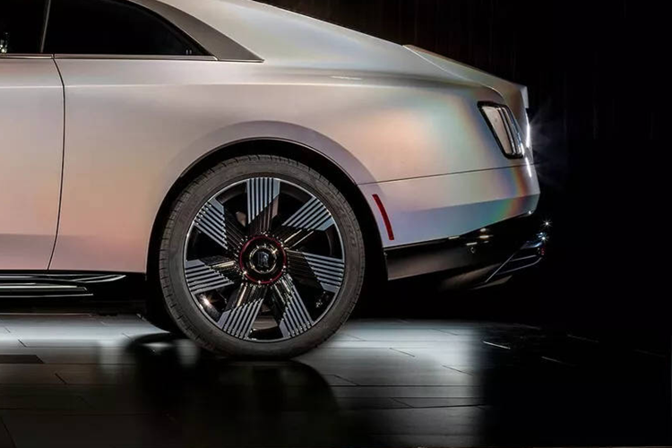 Nội thất của Spectre Lunaflair cũng được tùy chỉnh để phù hợp với thiết kế độc đáo này. Bên trong khoang cabin là sự phối hợp tinh tế giữa ba màu sắc chủ đạo: xanh navy, trắng và hồng mẫu đơn.