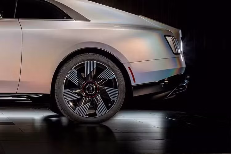 Nội thất của Spectre Lunaflair cũng được tùy chỉnh để phù hợp với thiết kế độc đáo này. Bên trong khoang cabin là sự phối hợp tinh tế giữa ba màu sắc chủ đạo: xanh navy, trắng và hồng mẫu đơn.