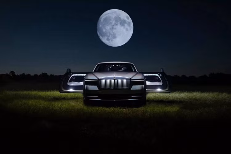 Hãng xe sang Anh quốc vừa chính thức giới thiệu mẫu Rolls-Royce Spectre Lunaflair độc nhất vô nhị với lớp sơn ba chiều, thể hiện tài năng của đội ngũ Bespoke trong việc đáp ứng nhu cầu khắt khe của một khách hàng tới từ nước Mỹ.