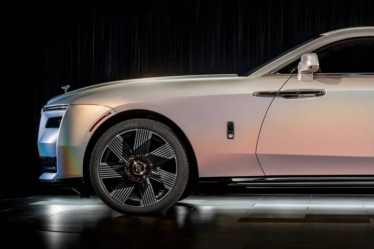 Rolls-Royce cho biết sự kết hợp ba màu này gợi lại “phổ màu sắc có thể được chứng kiến trong quầng sáng mặt trăng”. Ghế ngồi, cửa xe và trần xe đều được thiết kế theo chủ đề lấp lánh và hài hòa. Vô-lăng xe có 2 tông màu, đèn pha Starlight, ngoài ra còn có các điểm nhấn màu đỏ cũng như các tấm cửa được chiếu sáng.