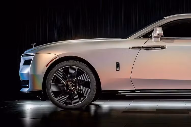 Rolls-Royce cho biết sự kết hợp ba màu này gợi lại “phổ màu sắc có thể được chứng kiến trong quầng sáng mặt trăng”. Ghế ngồi, cửa xe và trần xe đều được thiết kế theo chủ đề lấp lánh và hài hòa. Vô-lăng xe có 2 tông màu, đèn pha Starlight, ngoài ra còn có các điểm nhấn màu đỏ cũng như các tấm cửa được chiếu sáng.