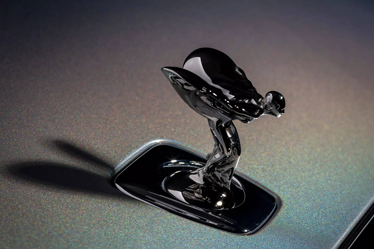 Vì Spectre chạy hoàn toàn bằng điện nên Lunaflair giữ nguyên hệ truyền động, bao gồm pin lithium-ion 102 kWh cung cấp năng lượng cho hệ dẫn động 4 bánh với các mô-tơ điện mạnh 584 mã lực (430 kW), mô-men xoắn cực đại 900 Nm. Xe có tầm di chuyển lên tới 446 km theo chu trình EPA và khả năng tăng tốc 0-100 km/h trong 4,4 giây.