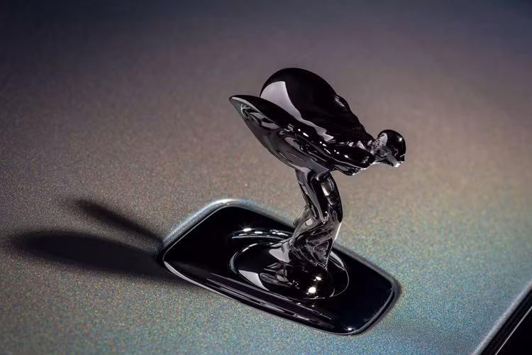 Vì Spectre chạy hoàn toàn bằng điện nên Lunaflair giữ nguyên hệ truyền động, bao gồm pin lithium-ion 102 kWh cung cấp năng lượng cho hệ dẫn động 4 bánh với các mô-tơ điện mạnh 584 mã lực (430 kW), mô-men xoắn cực đại 900 Nm. Xe có tầm di chuyển lên tới 446 km theo chu trình EPA và khả năng tăng tốc 0-100 km/h trong 4,4 giây.