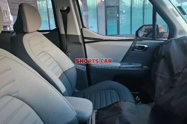 Đèn chạy ban ngày cũng được thiết kế theo chiều dọc và đóng vai trò là đèn báo rẽ. Kia Clavis được trang bị radar phục vụ cho các tính năng ADAS. Gương chiếu hậu có thiết kế góc cạnh, tích hợp camera quan sát 360 độ và cảnh báo điểm mù.