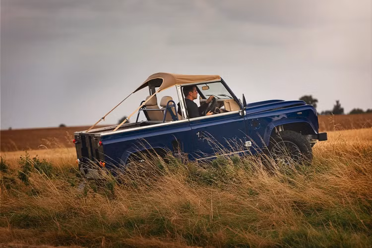 Để so sánh, hầu hết các Defender được cải tiến lại khác đã loại bỏ ưu tiên hệ thống truyền động cổ điển bằng các trang bị hiện đại hơn, tuy nhiên với mẫu xe này, thương hiệu vẫn nỗ lực đem đến cho xe một diện mạo nguyên bản nhất có thể.