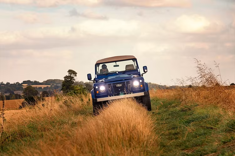 Vừa qua, hãng độ Kingsley Re-Engineered có trụ sở tại Anh đã phục chế một chiếc xe SUV địa hình Land Rover Defender cổ điển nhằm đem tới cho xe một diện mạo ấn tượng, thẩm mỹ sau thời gian dài sử dụng.