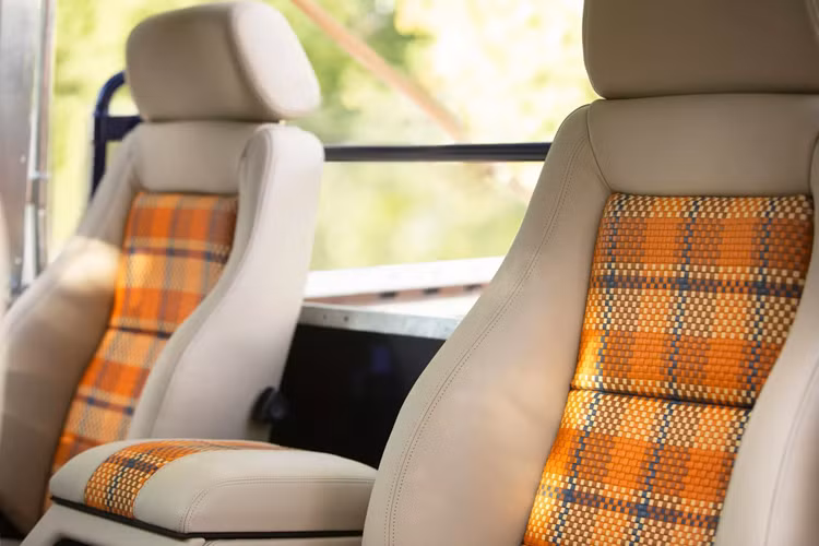 Kingsley cũng đã sản xuất bộ bánh xe 18 inch cho Land Rover đi kèm với bộ lốp BFGoodrich dành cho mọi địa hình. Một số cải tiến về nội thất đã được thực hiện như việc tích hợp Apple CarPlay không dây.