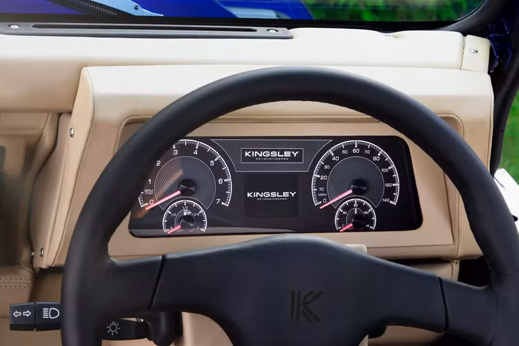 Ngoài ra, tất cả các mẫu xe đều được trang bị giảm xóc chủ động điều khiển điện tử và hệ thống phanh mới với bộ cùm phanh phía trước mở rộng. Xe cũng được trang bị thêm một bộ tản nhiệt bằng hợp kim cũng được lắp đặt bên cạnh quạt làm mát điện.