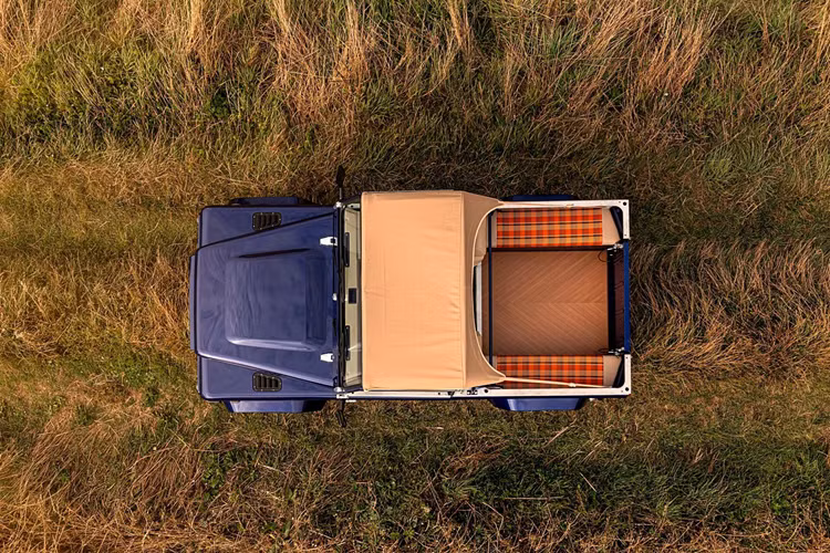 Khách hàng có thể chọn từ rất nhiều tùy chọn nội thất, bao gồm ghế có sưởi, hệ thống giám sát áp suất lốp và một số lựa chọn mui xe khác nhau. Kingsley có thể tân trang lại phần trang trí nguyên bản của những chiếc Defender nào hoặc bọc lại bằng vật liệu da Nappa và các điểm nhấn Alcantara.