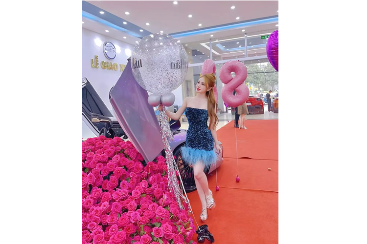 Theo thông tin chúng tôi tìm hiểu, chiếc siêu xe mui trần Lamborghini Aventador LP700-4 Roadster chào bán 17 tỷ đồng, đơn vị rao bán cũng xác nhận việc xe đã tìm được chủ nhân là 1 hot Tiktoker khá nổi tiếng có biệt danh Hân Dubai.