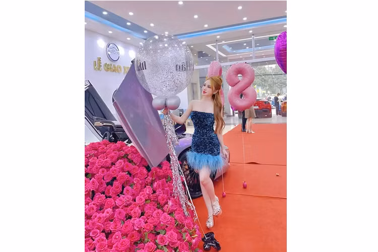 Theo thông tin chúng tôi tìm hiểu, chiếc siêu xe mui trần Lamborghini Aventador LP700-4 Roadster chào bán 17 tỷ đồng, đơn vị rao bán cũng xác nhận việc xe đã tìm được chủ nhân là 1 hot Tiktoker khá nổi tiếng có biệt danh Hân Dubai.