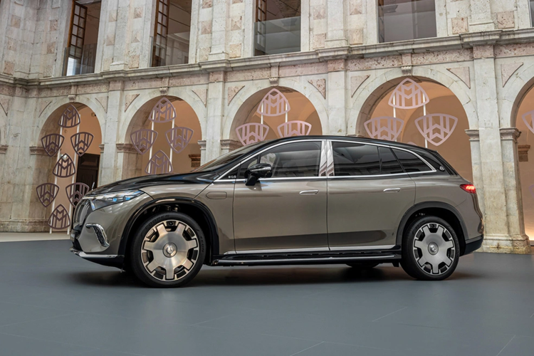 Ngoài ra còn có hệ thống âm thanh Burmester 4D 15 loa, nước hoa Air Balance tiêu chuẩn, hộc đựng cốc có thể sưởi ấm đồ uống, đèn hình vuông tích hợp trên cột C và 253 đèn LED.