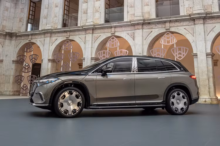 Ngoài ra còn có hệ thống âm thanh Burmester 4D 15 loa, nước hoa Air Balance tiêu chuẩn, hộc đựng cốc có thể sưởi ấm đồ uống, đèn hình vuông tích hợp trên cột C và 253 đèn LED.