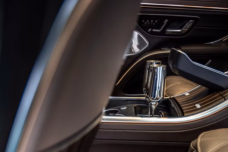 So với phiên bản Mercedes-Benz EQS SUV, Mercedes-Maybach EQS 680 sở hữu ngoại hình cao cấp hơn, thể hiện qua lưới tản nhiệt đóng kín với những nan mạ crôm nằm dọc, ngoại thất sơn 2 màu đặc trưng và nhiều chi tiết mạ crôm nhằm nhấn mạnh sự sang trọng, bộ vành 22 inch đặc biệt, logo Maybach trên cột C và bên trong khe gió giả trên cản trước.