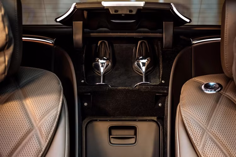 Tinh hoa của Mercedes-Maybach EQS 680 tập trung nhiều ở khoang lái, nơi thương hiệu ngôi sao 3 cánh bỏ vào đây công nghệ Chauffeur Package, cho phép ghế trước tự động dịch chuyển về phía trước khi ghế sau ngả ra, ghế có đủ tính năng thông hơi, massage và sưởi ấm cổ/vai và được bọc bằng chất liệu da thân thiện với môi trường.