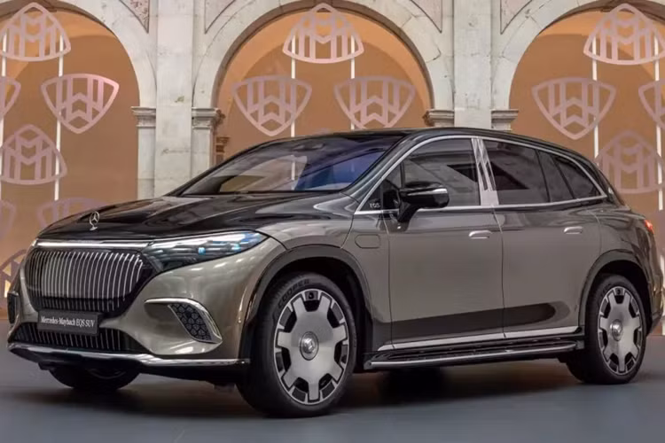 Trong triển lãm Ô tô Thượng Hải 2023, hãng xe sang Mercedes-Benz đã chính thức công bố mẫu xe SUV siêu sang chạy điện đầu tiên của mình, mang tên gọi Mercedes-Maybach EQS 680 2024 mới, đây là động thái tiếp theo giúp hãng xe Đức bổ sung đội hình xe điện của mình, cũng như dòng xe SUV siêu sang Mercedes-Maybach.
