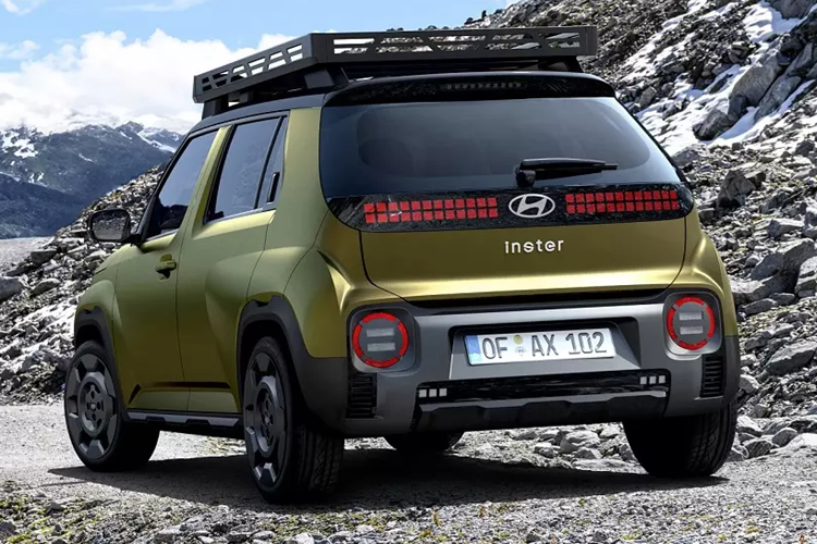 Thay vào đó, xe chỉ được thiết kế với cảm hứng từ xe việt dã. Đúng như tên gọi, mẫu xe SUV Hyundai Inster Cross 2025 được trang bị cản trước và cản sau với thiết kế vuông vức. Hai chi tiết này đều được sơn màu xám khỏe khoắn, tương tự bộ vành hợp kim 17 inch và ốp bệ cửa mới.