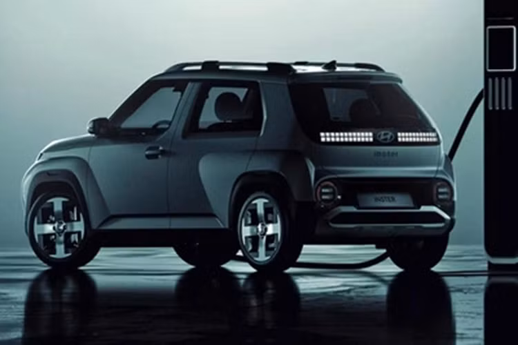 Trong khi đó, giá xe Hyundai Inster 2025 bản thường giá khởi điểm từ 31,5 triệu Won (khoảng 603 triệu đồng). Tuy nhiên, sau khi áp các ưu đãi của Chính phủ Hàn Quốc và tại từng địa phương, giá bán thực tế của mẫu ôtô điện này sẽ rơi vào khoảng 20 triệu Won (tương đương 383 triệu đồng).