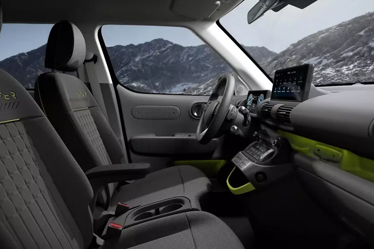 Xe cũng được trang bị mô-tơ điện có công suất tối đa 115 mã lực và mô-men xoắn cực đại 147 Nm. Mô-tơ điện nằm trên cầu trước này kết hợp với pin NCM có dung lượng 49 kWh, mang đến phạm vi di chuyển 359 km sau một lần sạc đầy pin.