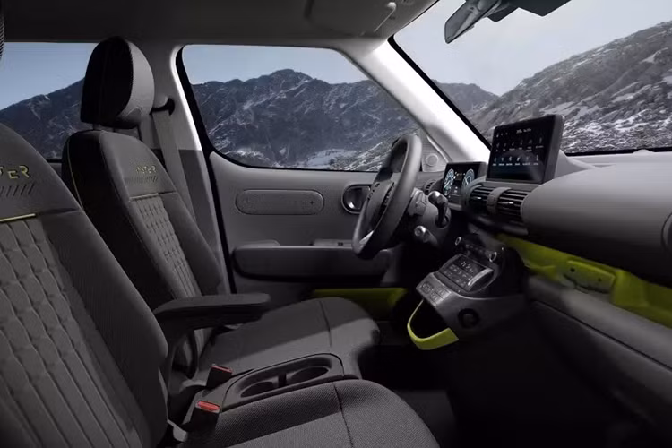 Xe cũng được trang bị mô-tơ điện có công suất tối đa 115 mã lực và mô-men xoắn cực đại 147 Nm. Mô-tơ điện nằm trên cầu trước này kết hợp với pin NCM có dung lượng 49 kWh, mang đến phạm vi di chuyển 359 km sau một lần sạc đầy pin.