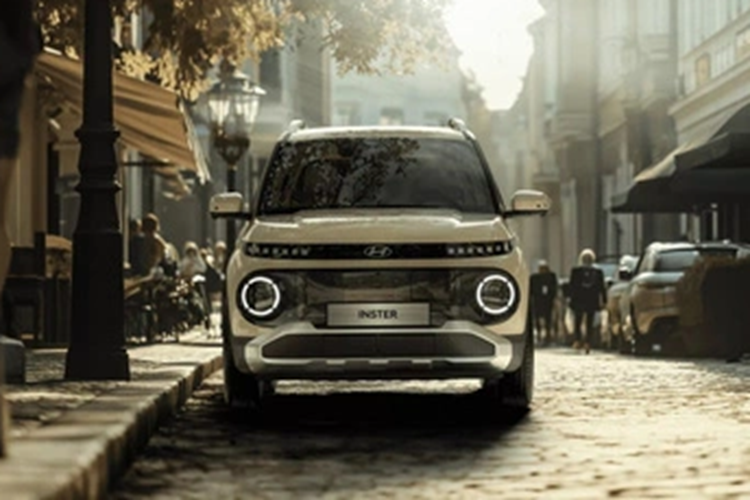 Hyundai Inster vốn là mẫu xe điện được phát triển dựa trên cơ sở gầm bệ của Grand i10. Được xem như phiên bản thuần điện của Hyundai Casper đang bán tại Hàn Quốc, Inster có kích thước dài x rộng x cao lần lượt là 3.825 x 1.610 x 1.575 mm và chiều dài cơ sở chỉ 2.580 mm.