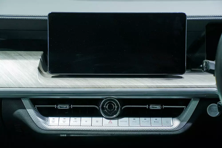 Trong khi đó, khu vực đầu xe của Poer Sahar HEV gây ấn tượng với lưới tản nhiệt cỡ lớn, được bao quanh bằng viền mạ crôm dày dặn, đèn pha LED tự động, phản xạ đa hướng, đèn LED định vị ban ngày và đèn sương mù LED. Vành la-zăng của xe có đường kính 18 inch, đi kèm lốp Goodyear 265/60R18.